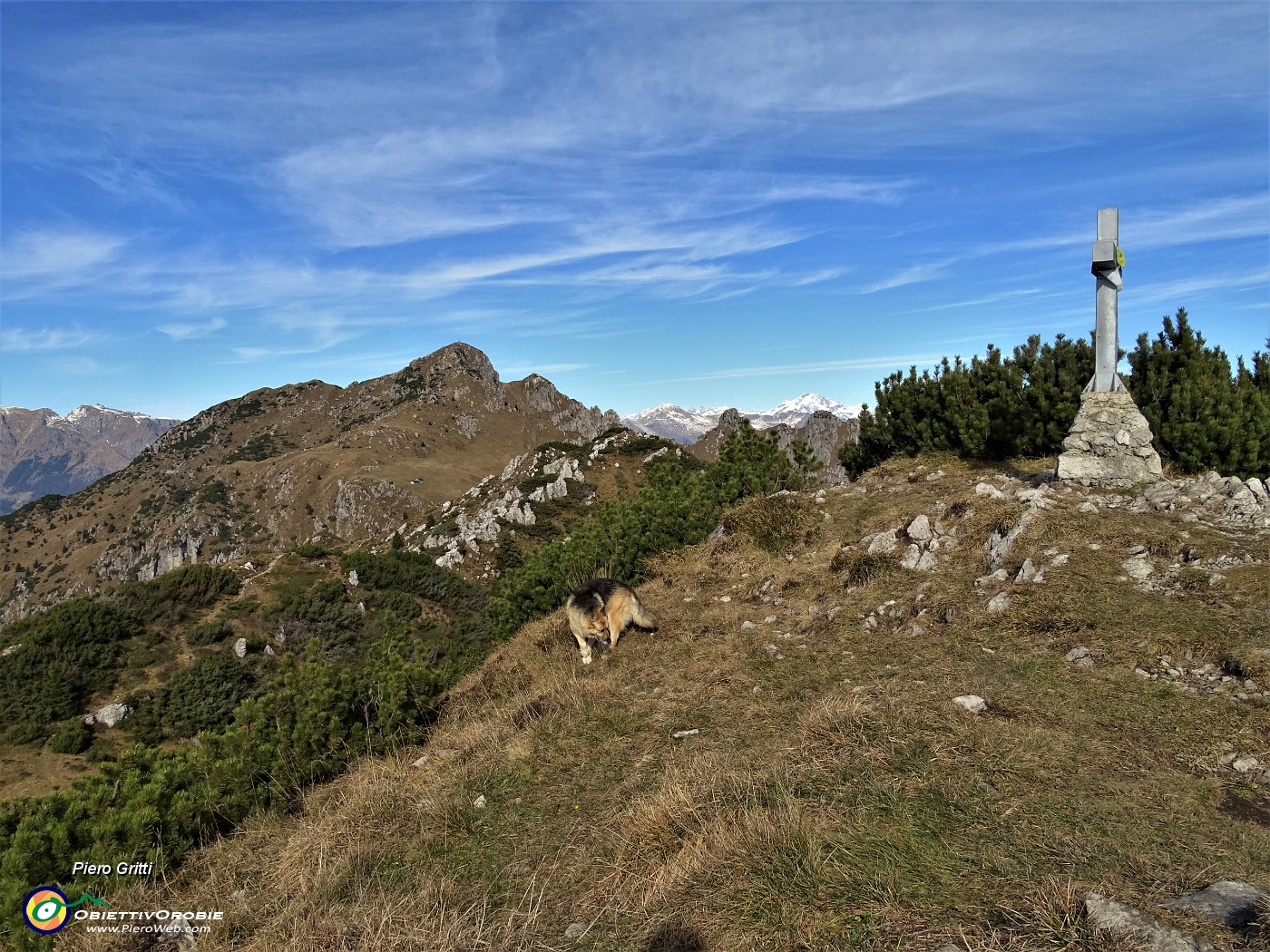 51 Alla croce di vetta del Cancervo (1830 m) con vista verso il Venturosa.JPG